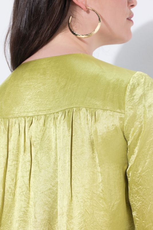 Блуза с бляскав акцент