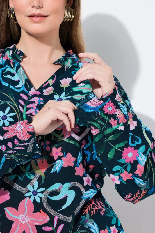 Блуза с флорални акценти