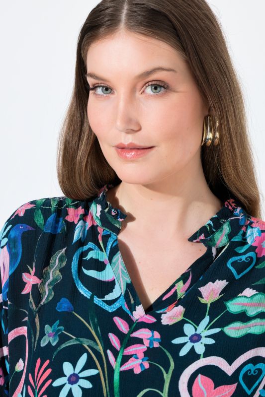 Блуза с флорални акценти