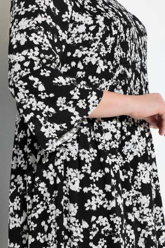 Рокля с принт на цветя