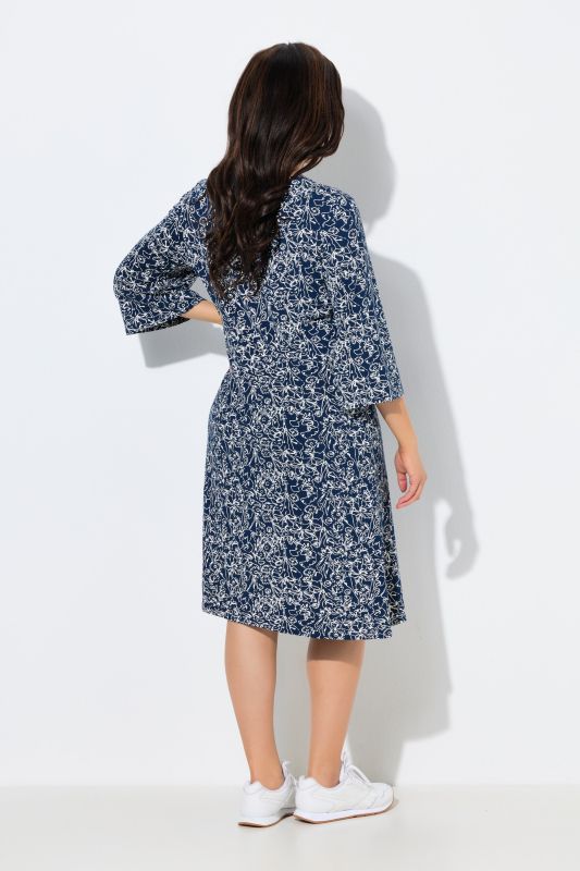 Рокля с надписи и цветя