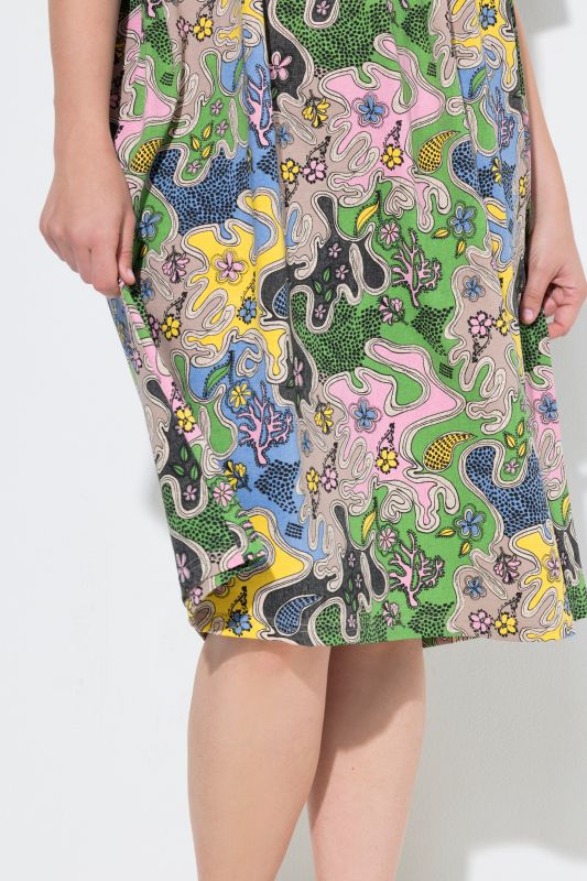 Рокля с вълнообразен цветен принт