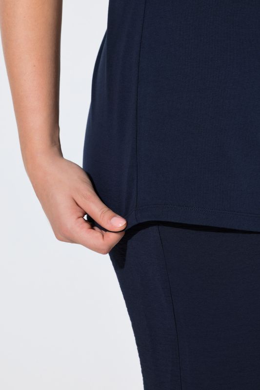 Тениска едноцветна с изчистена визия