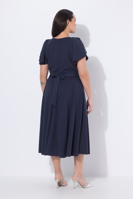 Рокля с декоративни панделки на раменете