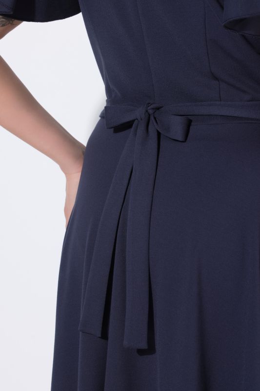 Рокля с декоративни панделки на раменете