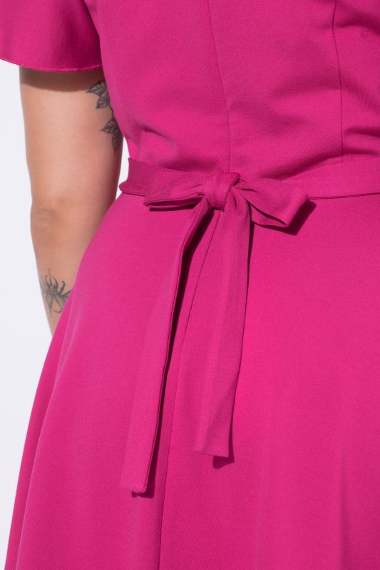 Рокля с декоративни панделки на раменете