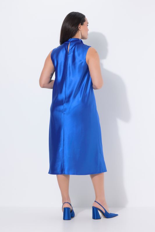 Рокля с драпирана яка