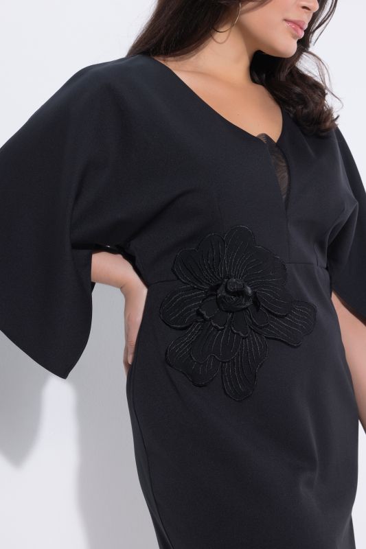 Рокля с бродирано цвете