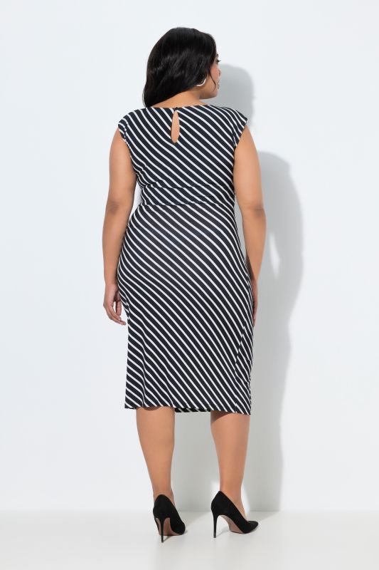 Рокля с диагонални райета