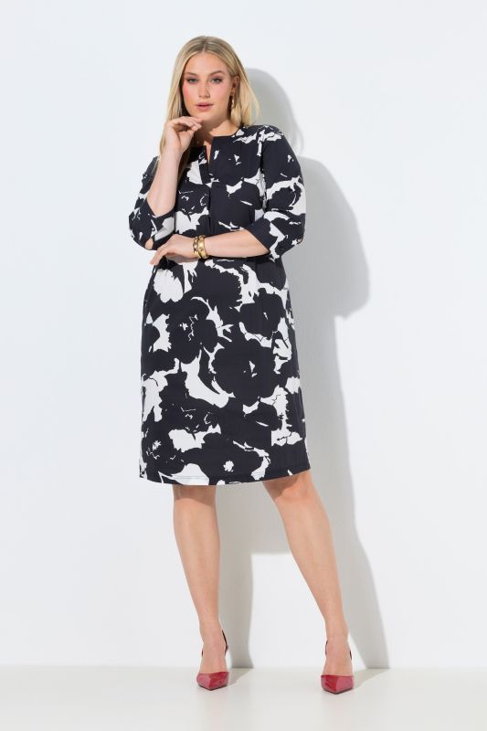 Рокля с монохромен флорален принт