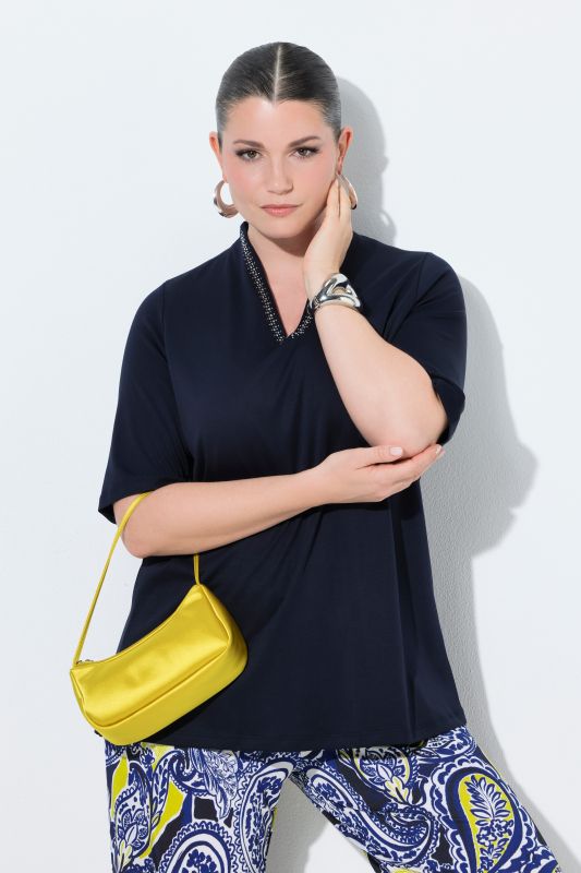 Тениска с декоративни камъчета