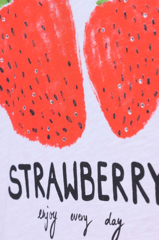 Тениска с надпис и принт на ягоди