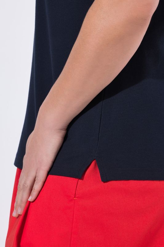 Блуза с яка и контрастен акцент