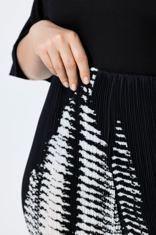 Панталон плисиран с абстрактен принт