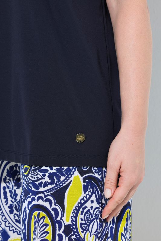 Тениска с мънистени акценти