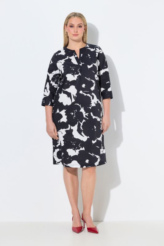 Рокля с монохромен флорален принт