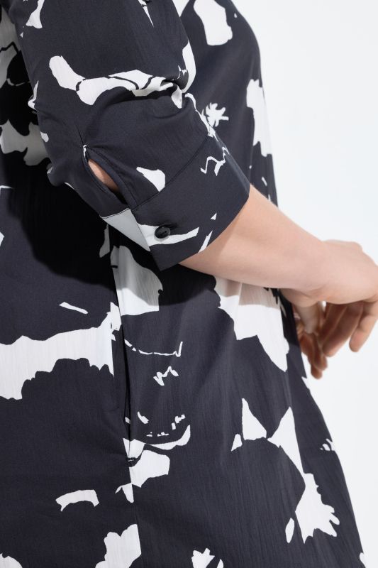 Рокля с монохромен флорален принт