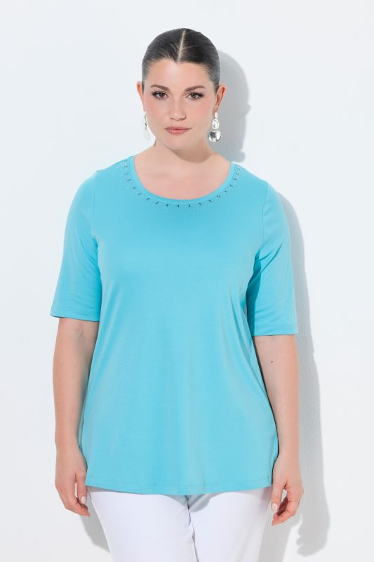 Блуза с камъчета на деколтето