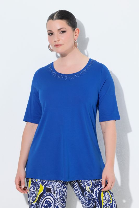 Блуза с камъчета на деколтето