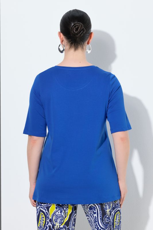 Блуза с камъчета на деколтето