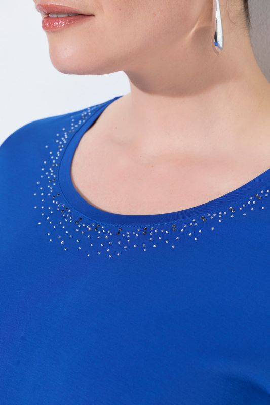 Блуза с камъчета на деколтето