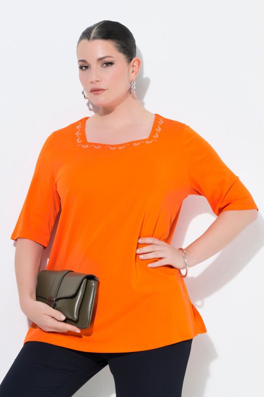 Тениска с квадратно деколте и бляскави акценти