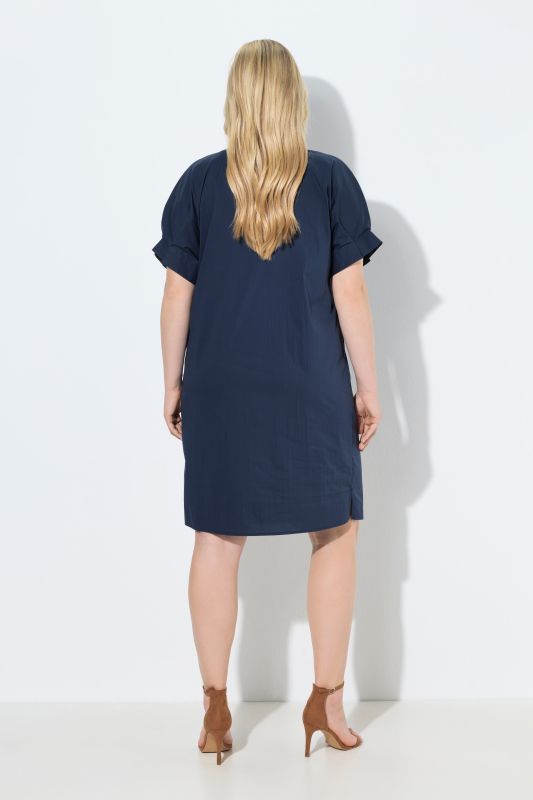 Рокля с акцент на късите ръкави