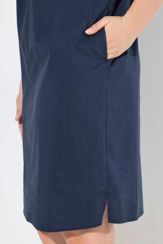 Рокля с акцент на късите ръкави