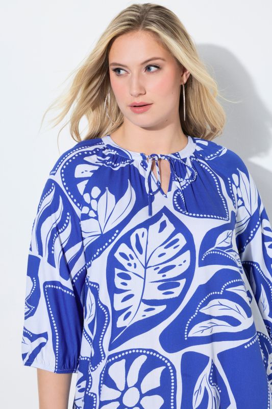 Рокля с графичен тропически принт