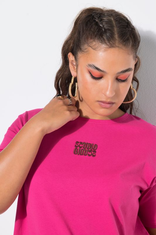 Тениска с оувърсайз кройка с бродерия