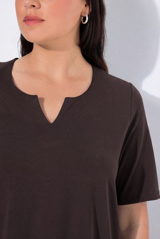 Essential Notch Neck Stretch Tee