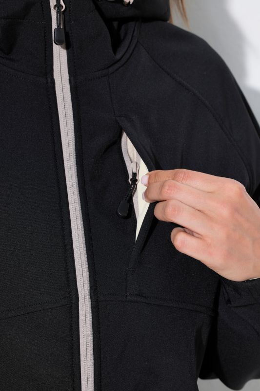 Яке от Softshell с контрастни акценти